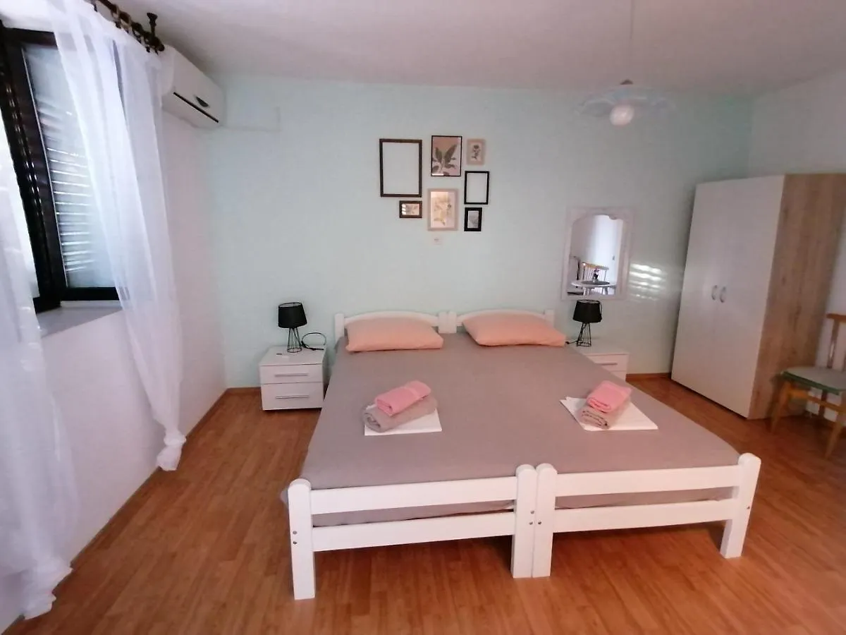 Apartments And Rooms Sanja 시비느 크름포트스키